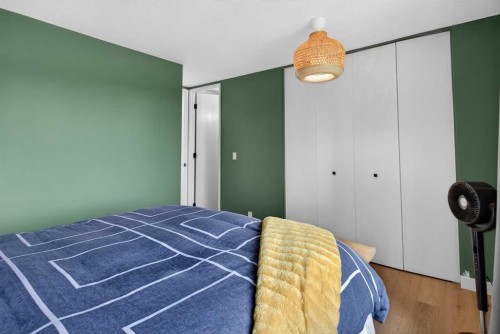 48 Shawcliffe Place, Calgary, AB - Indoor Photo Showing Bedroom
