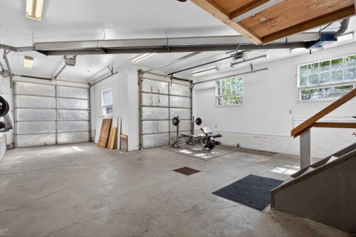 48 Shawcliffe Place, Calgary, AB - Indoor Photo Showing Garage