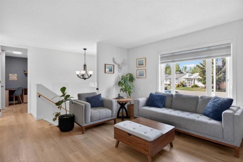 48 Shawcliffe Place, Calgary, AB - Indoor Photo Showing Living Room
