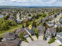 121 Scenic View Bay NW Calgary, AB T3L 1Z7