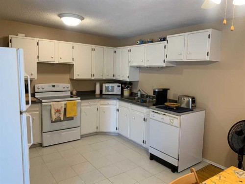 622 54 Avenue Sw, Calgary, AB - Indoor Photo Showing Kitchen With Double Sink