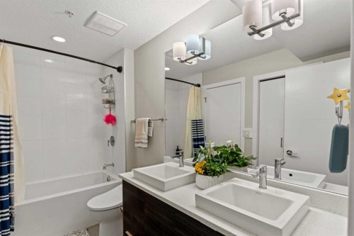 3404-95 Burma Star Road Sw, Calgary, AB - Indoor Photo Showing Bathroom