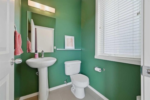 39 Kinlea Common Nw, Calgary, AB - Indoor Photo Showing Bathroom