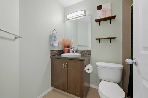 39 Kinlea Common Nw, Calgary, AB - Indoor Photo Showing Bathroom