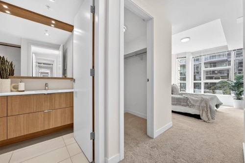 47 Waterfront Mews Sw, Calgary, AB - Indoor Photo Showing Bathroom