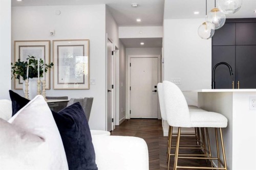 104-8445 Broadcast Avenue Sw, Calgary, AB - Indoor