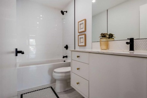 104-8445 Broadcast Avenue Sw, Calgary, AB - Indoor Photo Showing Bathroom