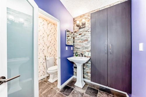 10412 Willowcrest Road Se, Calgary, AB - Indoor Photo Showing Bathroom