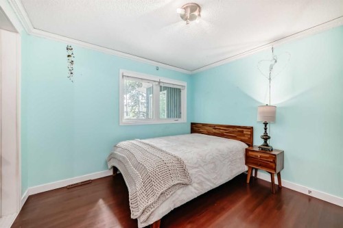10412 Willowcrest Road Se, Calgary, AB - Indoor Photo Showing Bedroom