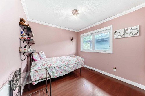 10412 Willowcrest Road Se, Calgary, AB - Indoor Photo Showing Bedroom