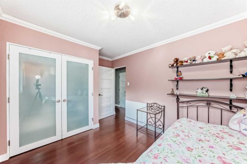 10412 Willowcrest Road Se, Calgary, AB - Indoor Photo Showing Bedroom