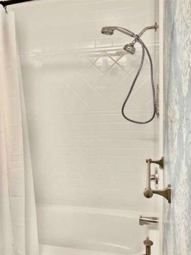 10412 Willowcrest Road Se, Calgary, AB - Indoor Photo Showing Bathroom