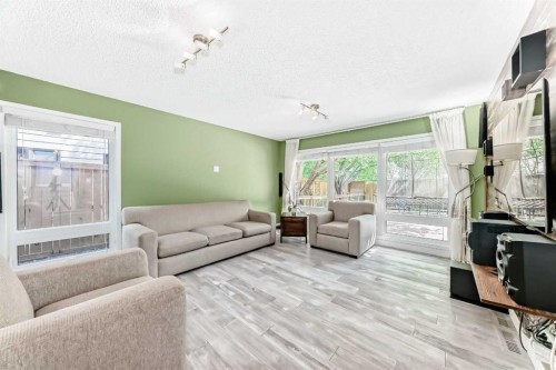10412 Willowcrest Road Se, Calgary, AB - Indoor Photo Showing Living Room