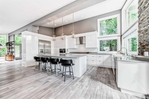10412 Willowcrest Road Se, Calgary, AB - Indoor Photo Showing Kitchen With Upgraded Kitchen