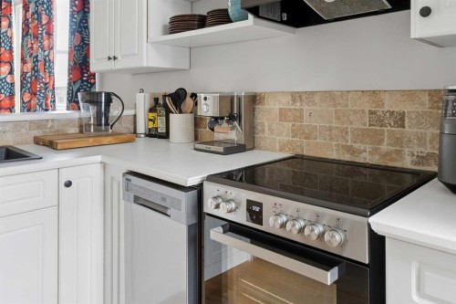 128 18 Avenue Ne, Calgary, AB - Indoor Photo Showing Kitchen
