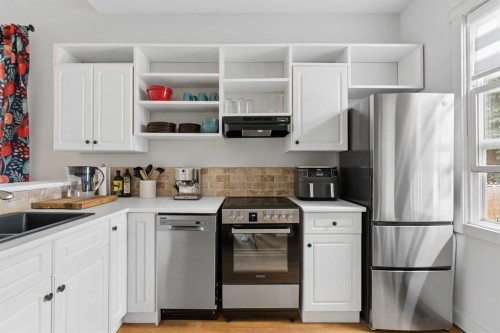 128 18 Avenue Ne, Calgary, AB - Indoor Photo Showing Kitchen With Stainless Steel Kitchen