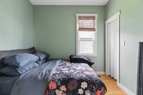 128 18 Avenue Ne, Calgary, AB - Indoor Photo Showing Bedroom