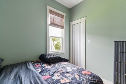 128 18 Avenue Ne, Calgary, AB - Indoor Photo Showing Bedroom