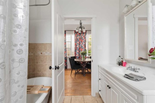 128 18 Avenue Ne, Calgary, AB - Indoor Photo Showing Bathroom