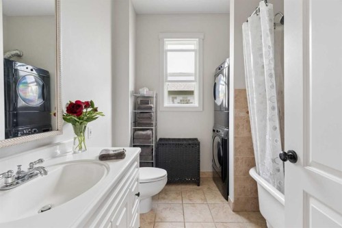 128 18 Avenue Ne, Calgary, AB - Indoor Photo Showing Bathroom