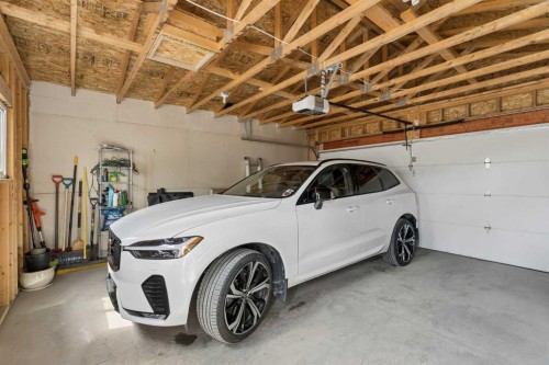 128 18 Avenue Ne, Calgary, AB - Indoor Photo Showing Garage