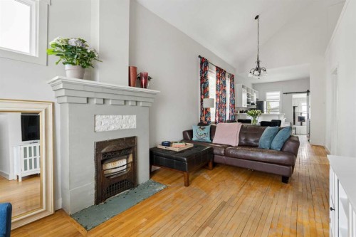 128 18 Avenue Ne, Calgary, AB - Indoor Photo Showing Living Room With Fireplace