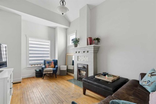 128 18 Avenue Ne, Calgary, AB - Indoor With Fireplace