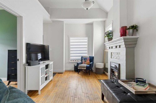 128 18 Avenue Ne, Calgary, AB - Indoor