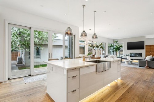 739 33A Street Nw, Calgary, AB - Indoor Photo Showing Kitchen With Upgraded Kitchen