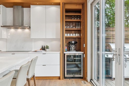 739 33A Street Nw, Calgary, AB - Indoor