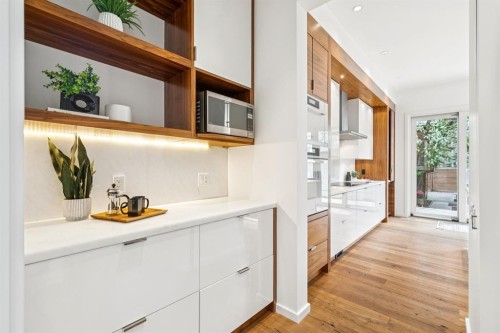 739 33A Street Nw, Calgary, AB - Indoor Photo Showing Other Room