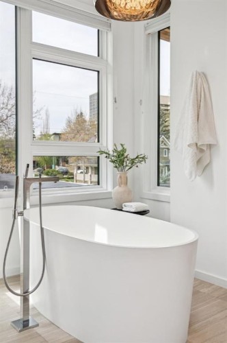 739 33A Street Nw, Calgary, AB - Indoor