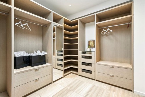 739 33A Street Nw, Calgary, AB - Indoor With Storage