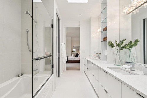 739 33A Street Nw, Calgary, AB - Indoor Photo Showing Bathroom