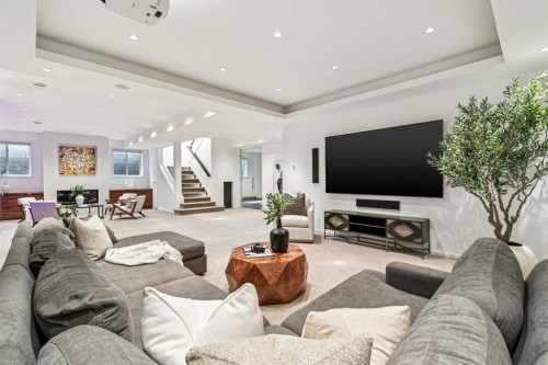 739 33A Street Nw, Calgary, AB - Indoor Photo Showing Living Room