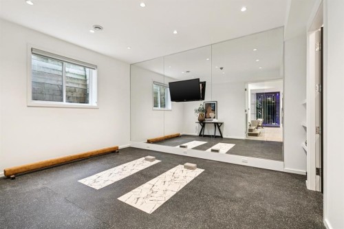 739 33A Street Nw, Calgary, AB - Indoor Photo Showing Other Room