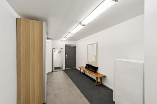 739 33A Street Nw, Calgary, AB - Indoor Photo Showing Other Room