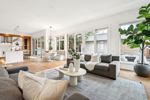 739 33A Street Nw, Calgary, AB - Indoor Photo Showing Living Room