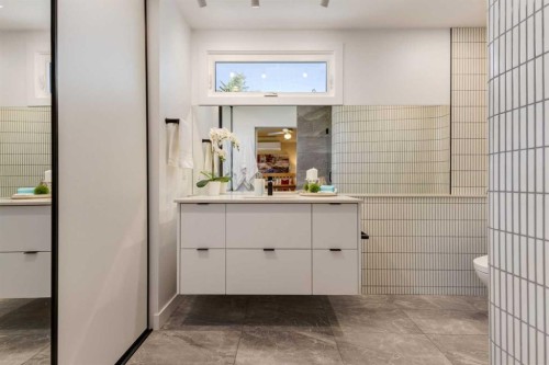 7203 5 Street Sw, Calgary, AB - Indoor Photo Showing Bathroom