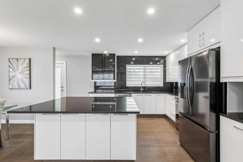 427 96 Avenue Se, Calgary, AB - Indoor Photo Showing Kitchen With Upgraded Kitchen
