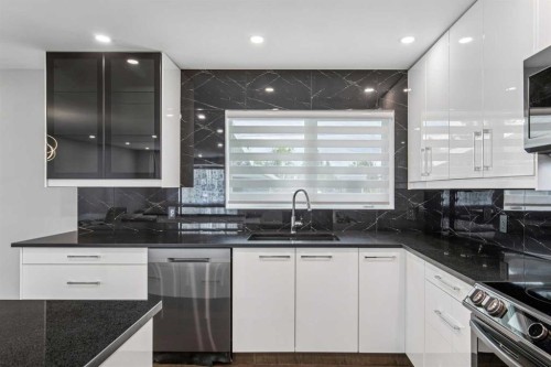 427 96 Avenue Se, Calgary, AB - Indoor Photo Showing Kitchen With Upgraded Kitchen