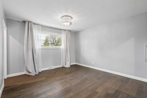 427 96 Avenue Se, Calgary, AB - Indoor Photo Showing Other Room