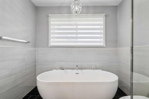 427 96 Avenue Se, Calgary, AB - Indoor Photo Showing Bathroom
