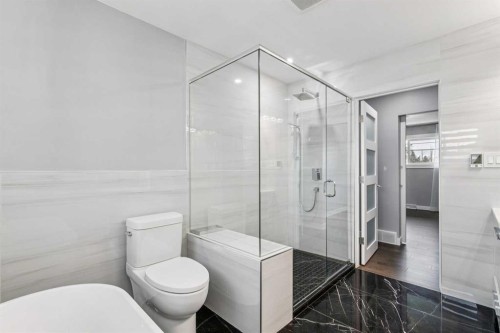 427 96 Avenue Se, Calgary, AB - Indoor Photo Showing Bathroom
