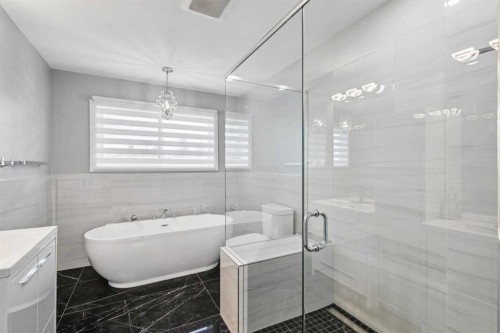 427 96 Avenue Se, Calgary, AB - Indoor Photo Showing Bathroom