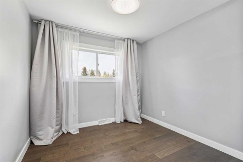 427 96 Avenue Se, Calgary, AB - Indoor Photo Showing Other Room