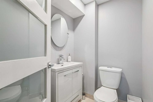 427 96 Avenue Se, Calgary, AB - Indoor Photo Showing Bathroom