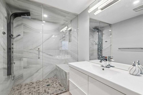 427 96 Avenue Se, Calgary, AB - Indoor Photo Showing Bathroom