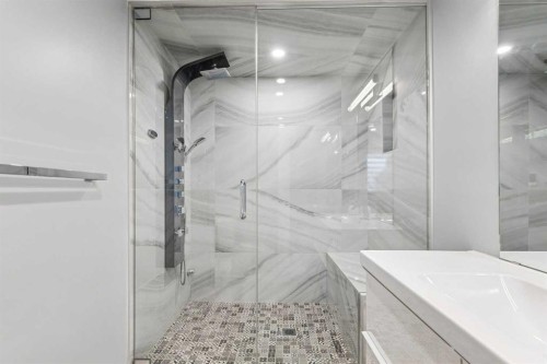 427 96 Avenue Se, Calgary, AB - Indoor Photo Showing Bathroom
