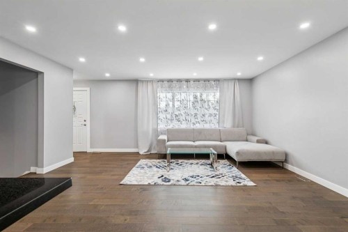 427 96 Avenue Se, Calgary, AB - Indoor Photo Showing Living Room
